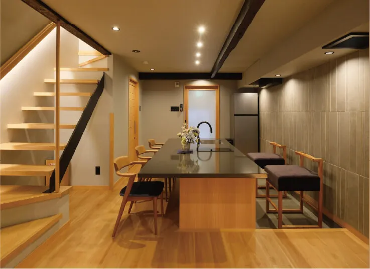 カウンターキッチンがあるダイニングの写真