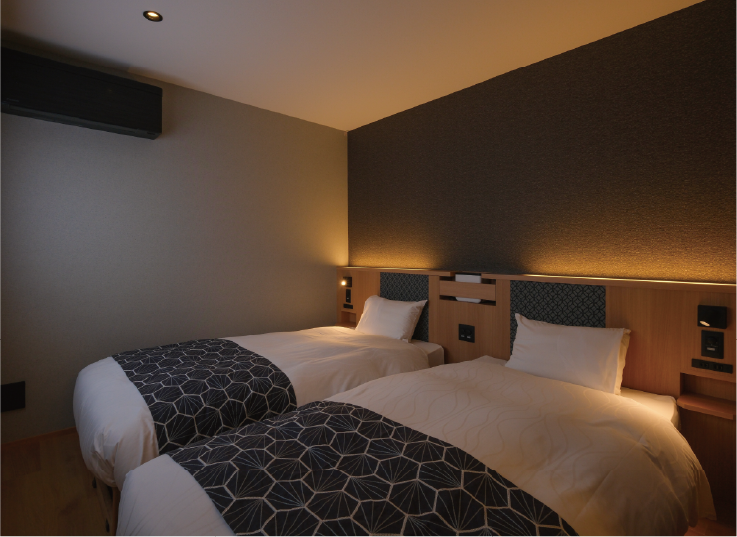 ベッドが2つ並んだ寝室の写真